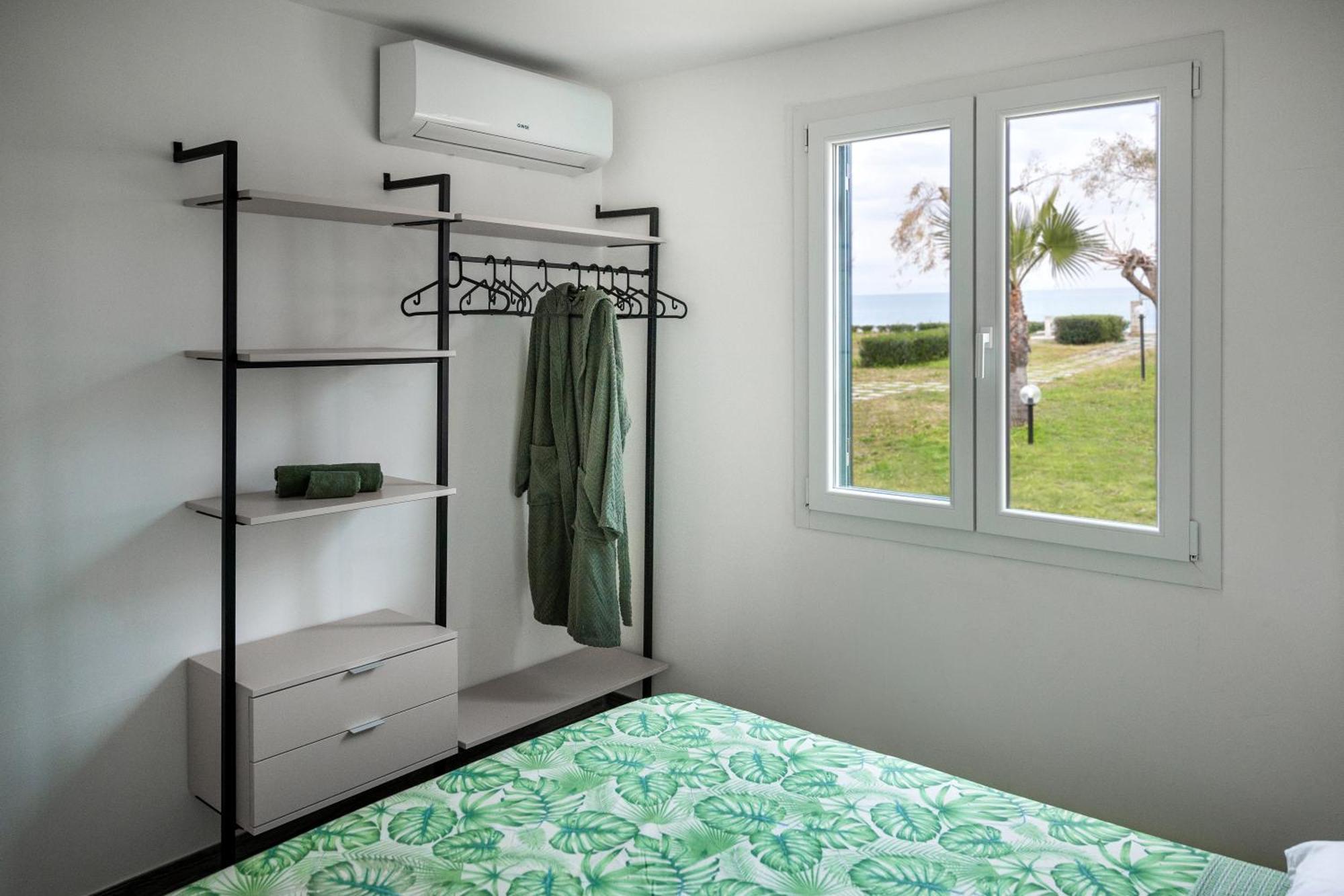 Villaggio Camping Poseidon - Bungalows & Rooms With Sea View In Nature Santa Caterina Dello Ionio Marina Exteriör bild